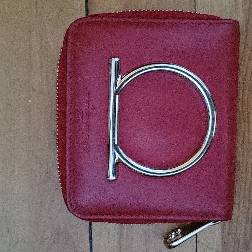 Ferragamo Gancino compact wallet in red leather.
